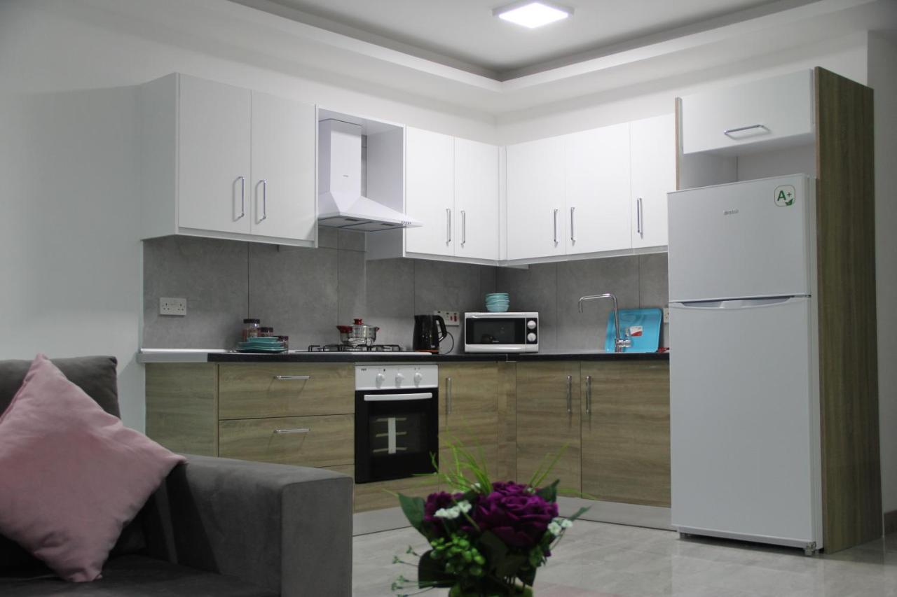 Okman Homes 凯里尼亚 外观 照片
