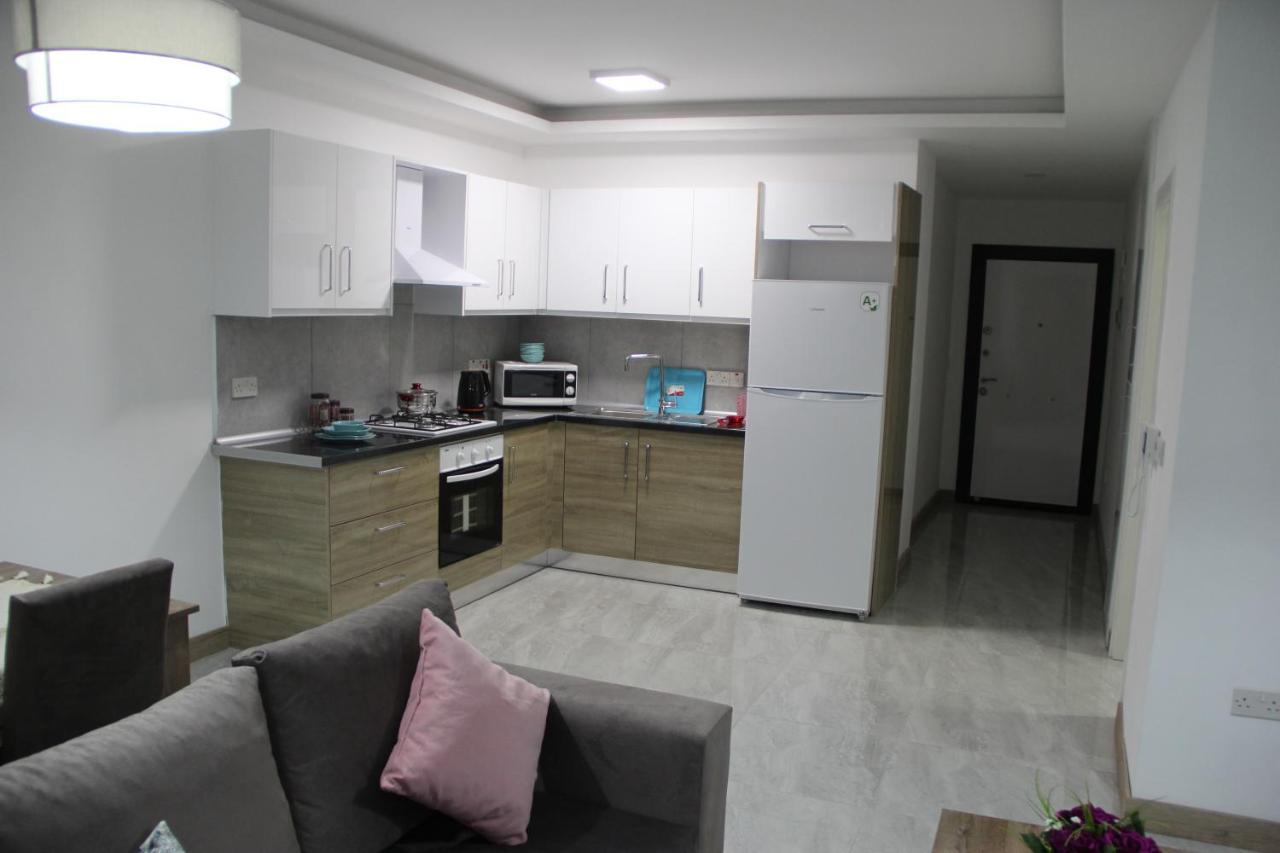 Okman Homes 凯里尼亚 外观 照片